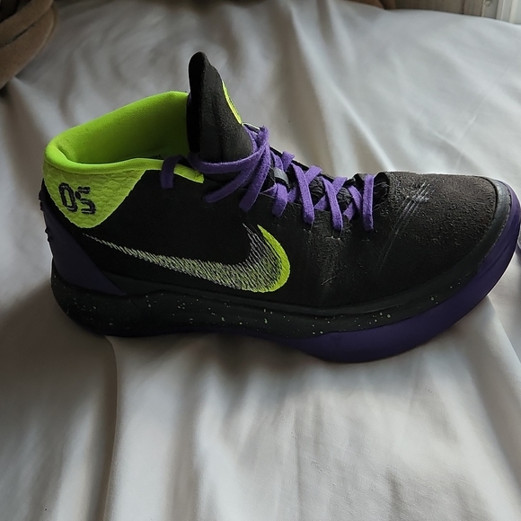 Kobe A.D mid\'s Customs
